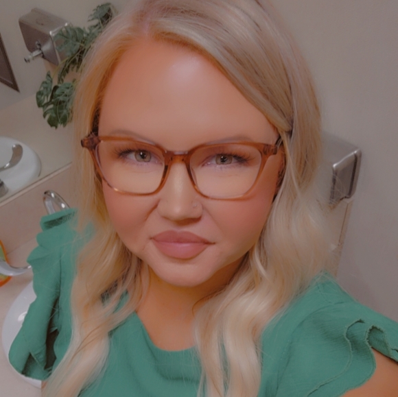 Meet your Posher, Stephanie - Picture 2 of 3